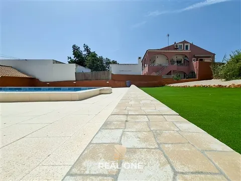 Totalmente reformada – Villa de 3 dormitorios con piscina, jardín y terreno de 1.015m2