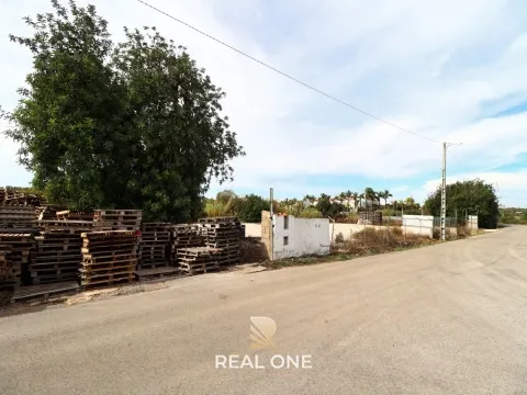 Terrain rustique à louer sur le EN 125 Guia