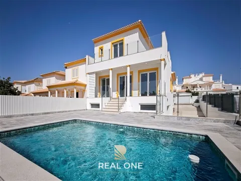 Villa Neuve de 3 Chambres avec Piscine Privée, Ascenseur et Garage | Albufeira