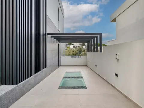 Villa de lujo de 4 dormitorios con ascensor, totalmente nueva en Estoril.