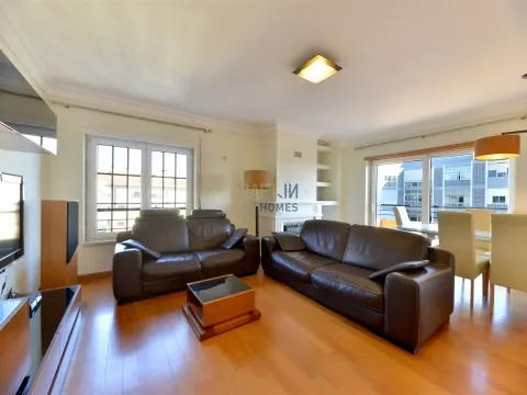 Apartamento T3 para arrendar em Cascais com elevador, vista mar e 2 lugares de estacionamento.