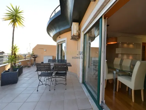 Apartamento T3 para arrendar em Cascais com elevador, vista mar e 2 lugares de estacionamento.