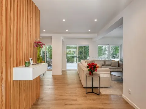 Moradia Exclusiva em Condomínio Privado, com Vista Mar e Rooftop Panorâmico, no centro de Cascais.