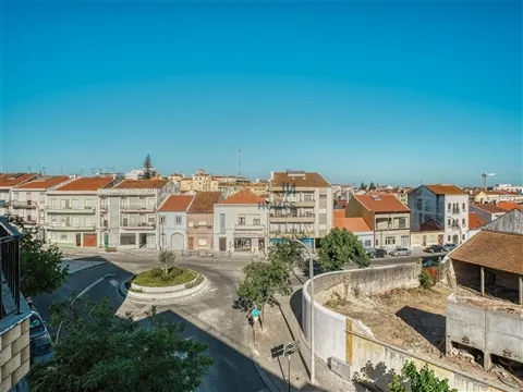 Excelente T2 com 145m2 Pronto a Habitar no centro da tranquila cidade do Cartaxo!
