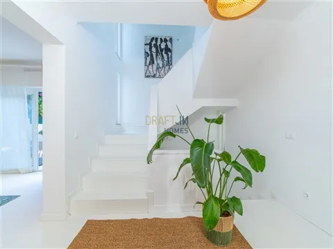 Casa indipendente con 4 camere da letto, jacuzzi, terrazza e balcone a Murtal, Parede.