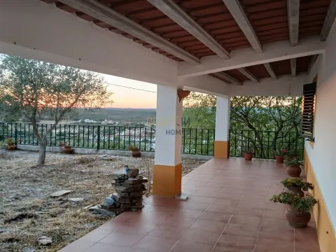 Casa su 2 piani, 8 vani, 5 bagni, piscina con pozzo e garage per due auto, barbecue, forno a legna