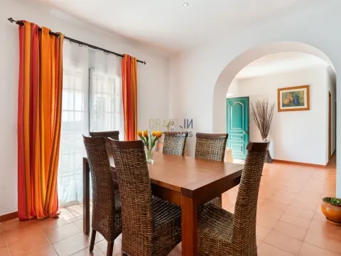 Casa su 2 piani, 8 vani, 5 bagni, piscina con pozzo e garage per due auto, barbecue, forno a legna