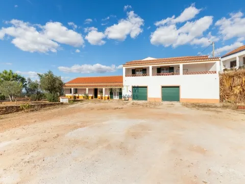 Casa su 2 piani, 8 vani, 5 bagni, piscina con pozzo e garage per due auto, barbecue, forno a legna