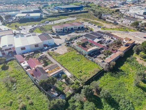Terreno en Alcoitão con proyecto aprobado para 4 almacenes