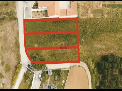 Terrain pour la construction de trois villas jumelées V3 d´architecture moderne