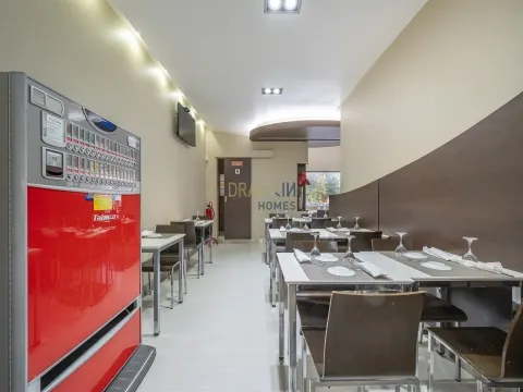 Equipped café/restaurant, ready to go.