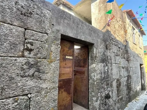 Moradia para Restaurar, com 390m2 de construção