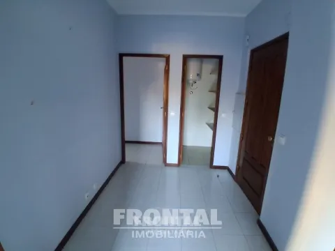 T2 com Cozinha Equipada, Elevador e Garagem | Perto do Metro, Baguim Do Monte