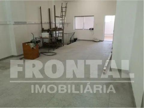 Magasin idéalement situé à Porto &#124; Entièrement rénové