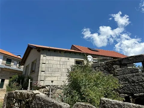 Moradia T3 em Granito com Garagem – Várzea Travessa, Castro Laboreiro, Melgaço; IMOFAÇANHA
