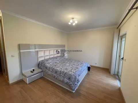Moradia V4 em Várzea de Abrunhais - Lamego
