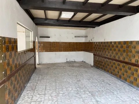 Moradia para recuperar em Medelo 