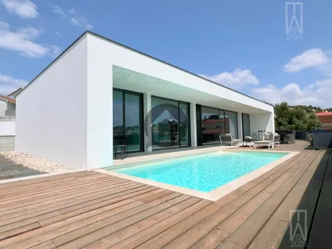 moderne en luxueuze villa aan de prachtige Zilverkust van Portugal te bieden heeft.