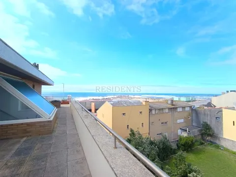 Appartement duplex 3 chambres avec terrasse face à la mer – Lavra
