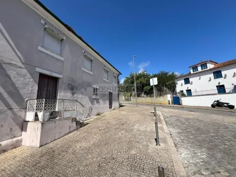 Moradia T4 c/ Jardim, próxima da Foz, com vistas sobre o Rio Douro para remodelar