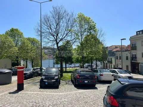 Moradia T4 c/ Jardim, próxima da Foz, com vistas sobre o Rio Douro para remodelar