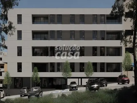 T1 a 900 metros da Praia de Canidelo com varanda, garagem box e arrumos!