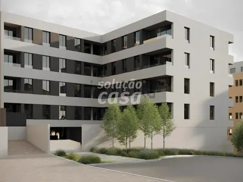 T1 a 900 metros da Praia de Canidelo com varanda, garagem box e arrumos!