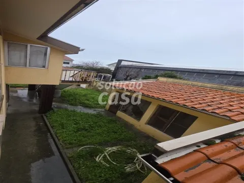 Moradia T3, de 4 frentes, em Arcozelo - Oportunidade Única!