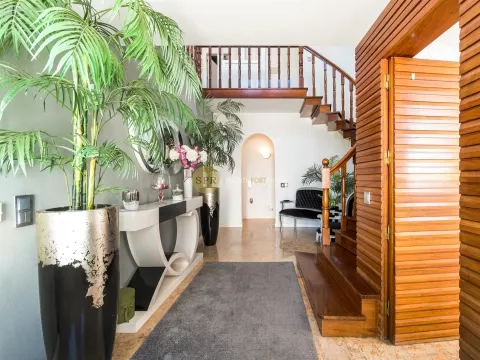 Excelente moradia T7+4 bem localizada em Portimão