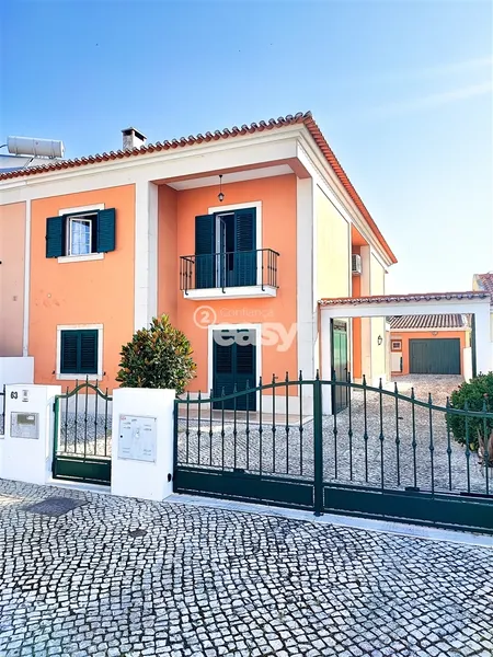  Moradia T5 à Venda em Almeirim – Espaço, Conforto e Funcionalidade!