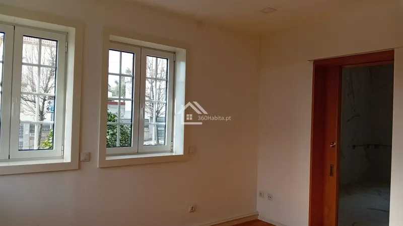 Fantastisches Haus aus den 50er Jahren in gutem Zustand, in der Nähe des historischen Zentrums.