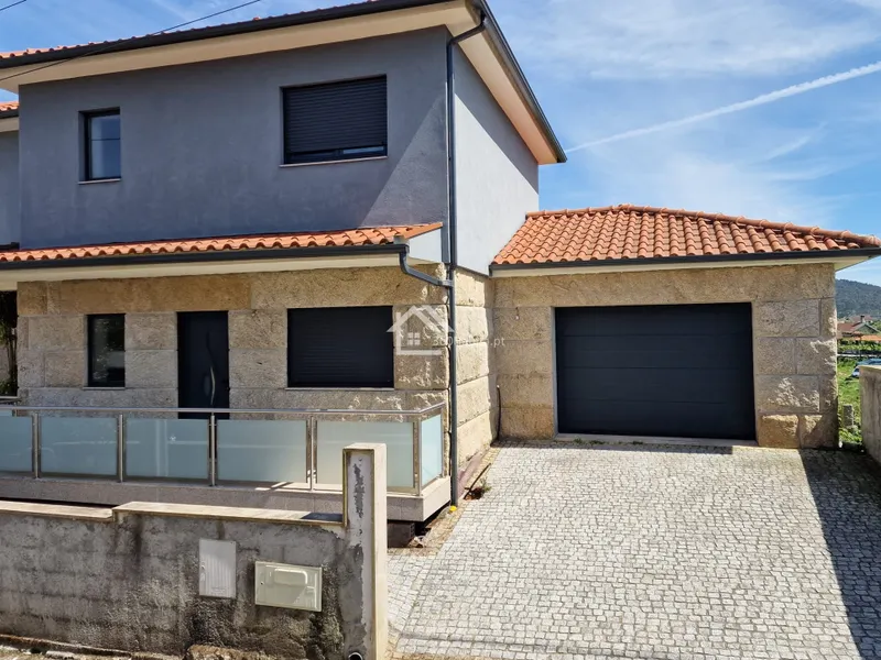 MAISON DE 3 CHAMBRES À REGADAS, FAFE