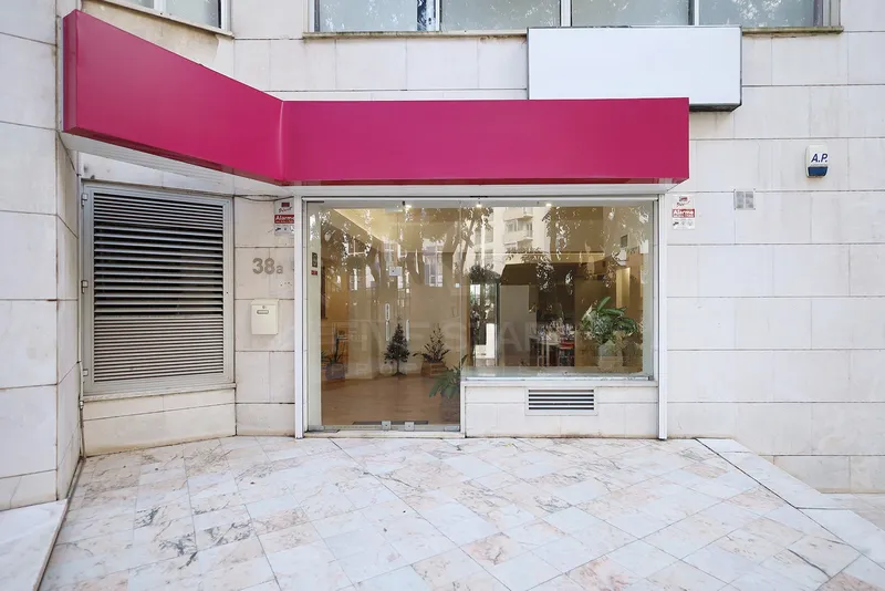 Location - Boutique - Algés/Miraflores - Grande vitrine