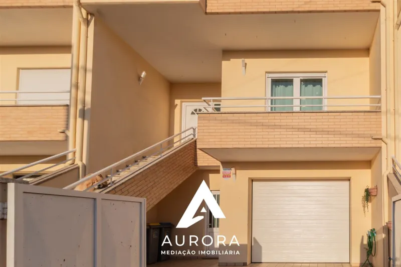Moradia T3 em Lobão | Áreas amplas, terraço e garagem para três viaturas