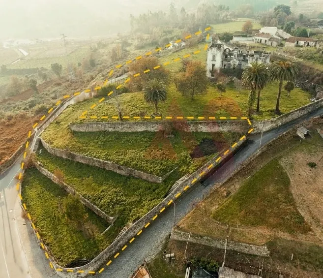 Grundstück mit 4862 m2 und PIP-genehmigt 4 Villen und 1 Ferienanlage 6 Bungalows in Louredo, Paredes