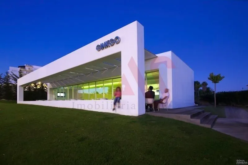Luxury Bar with Tennis Court at Praia da Rocha in Portimão