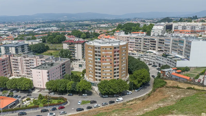 3-Zimmer-Wohnung | Wohnzimmer mit Kamin | Ausgestattete Küche | Suite | AC | Geschlossene Garage | Echt, Braga