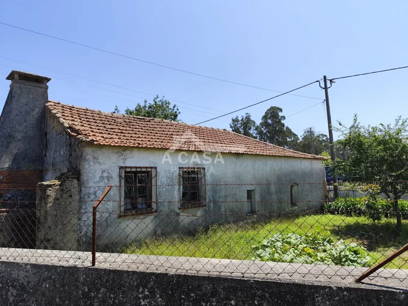 Moradia isolada T2 para remodelar com logradouro em São Miguel do Souto