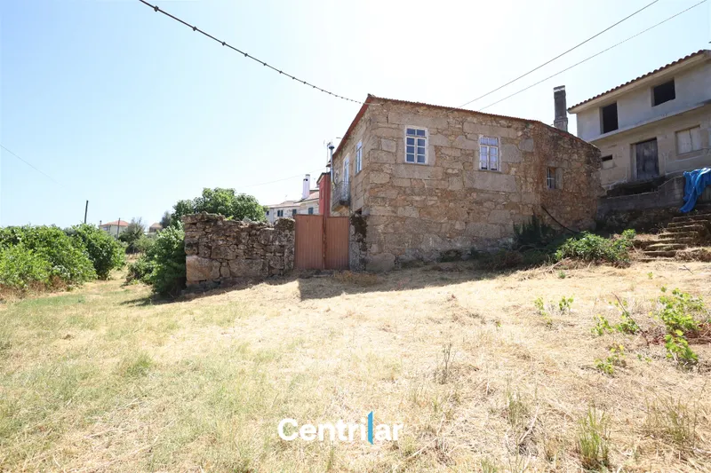 Propriété en Pierre avec Terrain Constructible et Vue sur la Serra da Estrela