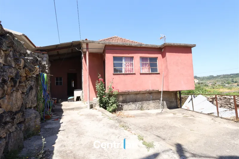 Propriété en Pierre avec Terrain Constructible et Vue sur la Serra da Estrela