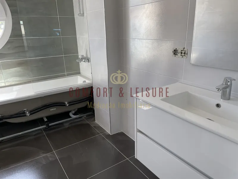 Apartamento T2 NOVO com garagem em box na Ramada