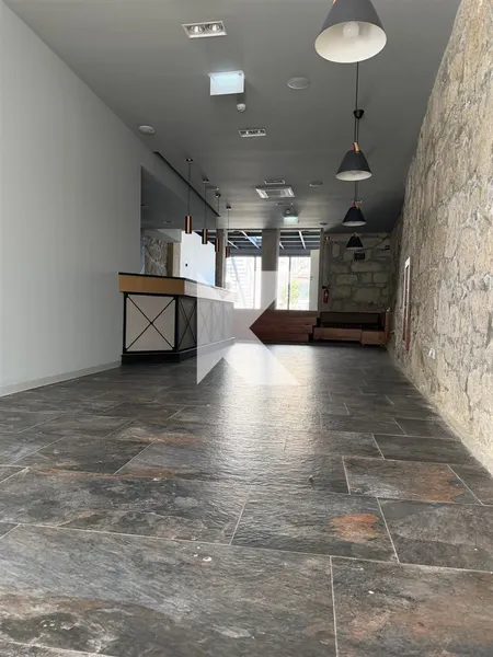 Loja nova com Jardim no Centro do Porto – Ideal para Comércio ou Restauração