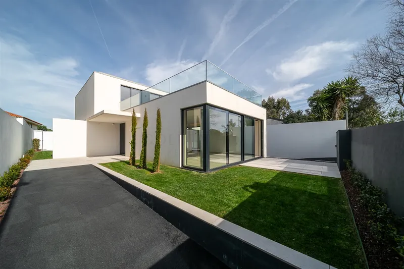 Moradia T4 de Luxo em Canidelo com Vista Mar | Golden Hour Real Estate