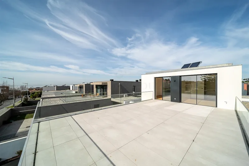 Moradia T4 de Luxo em Canidelo com Vista Mar | Golden Hour Real Estate