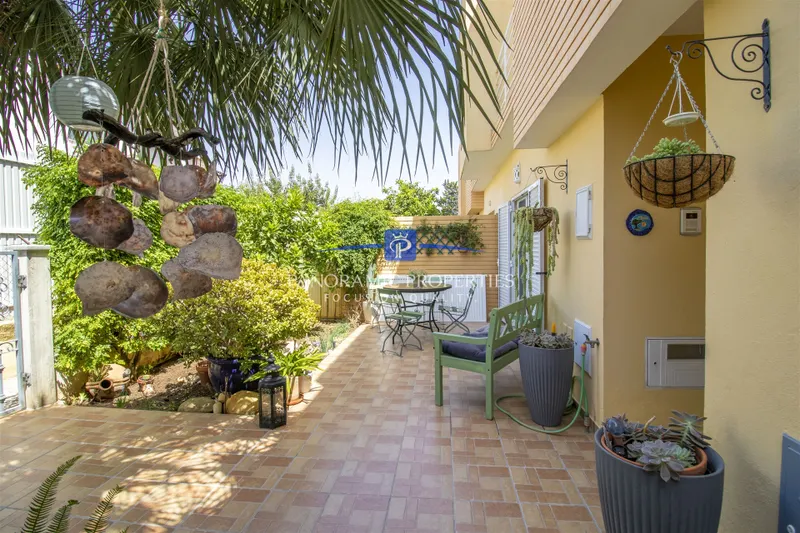 Elegant 3 Bedroom Townhouse within walking distance to Senhora da Rocha Beach