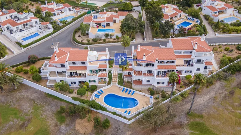 Elegant and well-appointed three bedroom townhouse with sea and golf views in Carvoeiro.