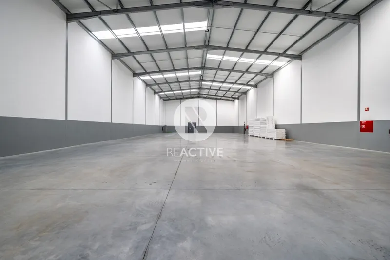 Arrendamento de Armazém Industrial Novo em Vizela com 896m²