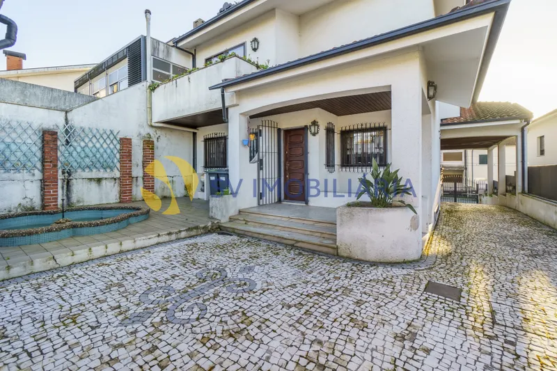 Moradia T4 em Ermesinde com Varandas e Aquecimento Central