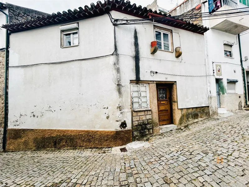  Moradia em banda, centro de Idanha a Nova.