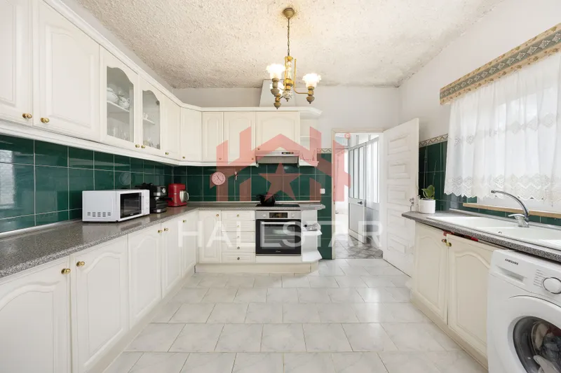 Moradia T3 / Área Total 2.660m2 / Colmeias